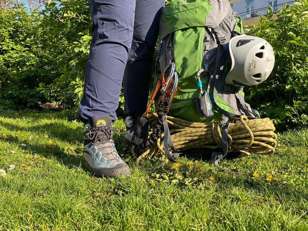 Für eine Hochgebirgstour optimal, für den Outdoortag ebenfalls ungeeignet. 